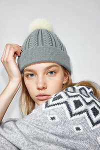 Cao Cấp Tùy Chỉnh Ấm Cúng Giả Lông Thú <span class=keywords><strong>Beanie</strong></span> Với Pom Pom, 45% Tái Chế Polyester Pha Trộn Mùa Đông Hat Cho Người Lớn, Màu Xám Slouchy Đan Cap - Product Image 3
