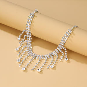 ट्रेंडी फुल डायमंड राइनस्टोन स्पार्कलिंग टासल क्लैव चेन एंडी आकर्षक महिला ठीक पैर गहने - Product Image 4