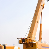 Grue tout-terrain XCA160H de 160 tonnes, portée 38 m, flèche 68 m, la mieux notée pour l'installation et l'entretien de turbines éoliennes