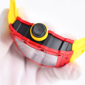 Reloj de Lujo de Fibra de Carbono Personalizado de Alta Gama, Diseño Audaz con Combinación de Colores Rojo y Amarillo, la Entrada a un Mundo de Relojes de Élite - Product Image 2