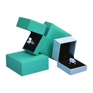 Venta al por mayor personalizado rojo relleno de cuero Premium joyero patrón de rejilla cajas rígidas para anillos pulseras cartón que desaparece - Product Image 5