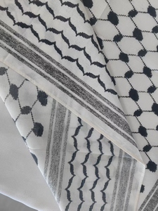 Bandana con estampados geométricos monocromáticos elegantes para trajes versátiles. - Product Image 4