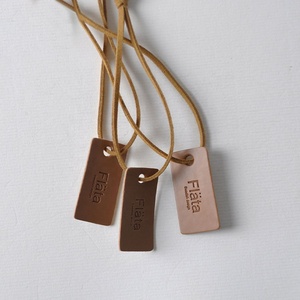 Da tùy chỉnh treo thẻ cho quần áo may mặc Swing hangtags thiết kế thời trang PU các bản vá lỗi tag - Product Image 1