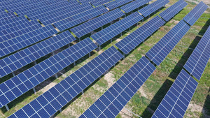 Traqueur solaire à axe unique plat personnalisé avec supports de montage et contrôleur de modules solaires pour système de suivi solaire - Product Image 4
