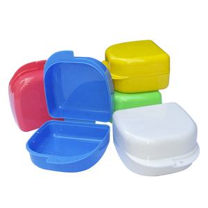 กล่องใส่รีเทนเนอร์จัดฟันพลาสติกหลากสีแบบขายส่ง กล่องเก็บฟันปลอมพร้อมโลโก้ - Product Image 1