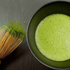 Exploitez le pouvoir du matcha biologique pur de qualité cérémonielle. Certifié pour la qualité pour vous aider à vous amincir et à vous sentir bien naturellement. - Product Image 3