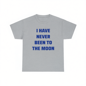 T-shirt "Non ho mai visto la Luna" - Maglietta divertente e sarcastica con meme spaziale, regalo per astronauti, idea regalo scherzosa - Product Image 1
