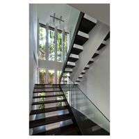 Escalier droit intérieur sur mesure de luxe avec marches en bois massif et poutre en acier pour la rénovation intérieure de villas et de manoirs