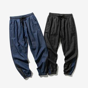 กางเกงยีนส์ทรงจ็อกกิ้งสำหรับผู้ชาย ผลิตจากผ้าฝ้ายน้ำหนักเบา เหมาะสำหรับแฟชั่นลำลอง ตัวเลือกที่ดีที่สุดสำหรับการสวมใส่ในชีวิตประจำวัน - Product Image 1