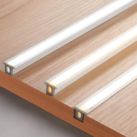 Barre lumineuse invisible ultra mince en alliage d'aluminium noir de 8x8mm intégrée sous le canal de LED d'éclairage caché d'armoire