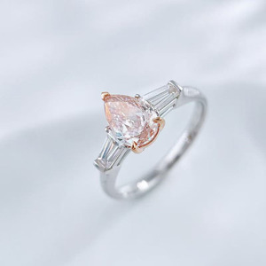 Bagues de fiançailles de luxe pour femmes en or <span class=keywords><strong>rose</strong></span> et blanc 18 carats avec diamant <span class=keywords><strong>rose</strong></span> fantaisie cultivé en laboratoire à trois pierres et tige droite en forme de goutte d'eau, bagues tendance - Product Image 1