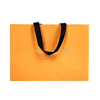 Sac shopping de luxe en papier orange avec poignée en ruban, logo gaufré or, entièrement personnalisable, emballage promotionnel écologique