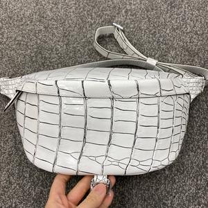 Sac de poitrine en cuir de crocodile véritable pour homme, sac bandoulière avec logo personnalisé et service de personnalisation d'échantillons - Product Image 4