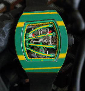 Montre pour homme en fibre de carbone haut de gamme avec cadran creux et montre personnalisée de designer de style sport vert disponible - Product Image 5
