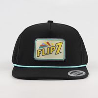 Casquette de golf snapback à 5 panneaux, visière plate, perforée au laser, avec logo personnalisé, corde imperméable et design tropical performant – Vente en gros