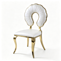 Chaise de banquet de luxe avec dossier ajouré floral, pieds courbés en acier inoxydable et assise rembourrée blanche, pour hôtels, villas, fêtes et événements