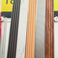 Panneau mural WPC imperméable à texture marbre et motif floral classique pour salle de bain, escalier extérieur et entrepôt