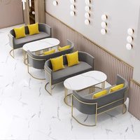 Ensemble table et chaises de café moderne de luxe avec plateau en marbre et structure en métal doré, ensemble de canapés en velours pour bistro