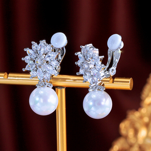 Boucles d'Oreilles de Mariage à Clipser en Zirconium Cubique Pavé, sans Trou, Fleurs et Perles pour Femme - Product Image 1