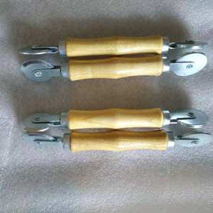 Оптовая продажа с завода: Ролик для ремонта шин, портативный инструмент для швейной работы по шинам, с деревянной ручкой и шарикоподшипником - Product Image 1