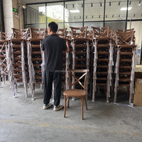Chaise de salle à manger ZKAI en PP imitation bois marron à dossier croisé pour mariages, banquets, événements et réceptions hôtelières