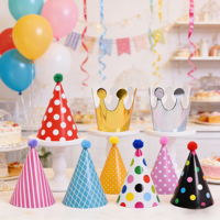 Ensemble de chapeaux et couronnes d'anniversaire en papier coloré en forme de cône avec pompons et couronnes en aluminium pour les organisateurs d'événements et les boulangeries