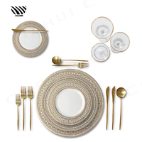 Ensemble élégant d'assiettes en céramique en dentelle d'or Motifs exquis pour la décoration de table de mariage de luxe Mariage glamour