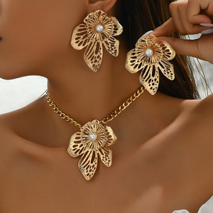 2025 New Wholesale High Quality Gold Toned Alloy Women's Vintage Floral Statement <b>Necklace</b> <b>Earrings</b> <b>Set</b> <b>Pearl</b> Accent Gift - Product Image 2
