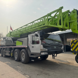 Grue mobile d'occasion de marque chinoise Zoomlion 80 tonnes, en bon état de fonctionnement. - Product Image 1