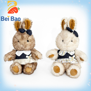 Orsacchiotto <span class=keywords><strong>di</strong></span> Alta Qualità dal Design Realistico con Vestiti Carini, Bambola <span class=keywords><strong>da</strong></span> <span class=keywords><strong>Collezione</strong></span>, Giocattolo Morbido per Bambini - Product Image 1