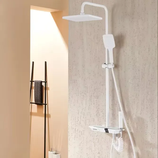 Einzigartiger weißer Messing-Wasserfall-Duschkopf Klaviertaste-Anzeige wandmontiertes Duschsystem Badezimmer Badewannen-Wasserhahn