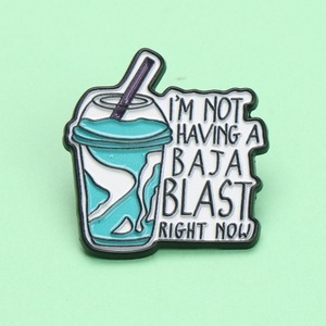 Spilla smaltata con meme Baja Blast, spilla da bavero con la scritta "Non sto facendo un Baja Blast adesso" - Product Image 2