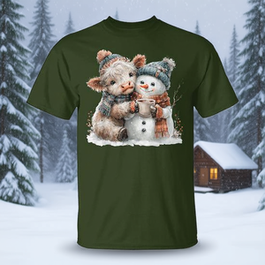 เสื้อยืดลายวัวไฮแลนด์กอดตุ๊กตาหิมะกาแฟฤดูหนาวคริสต์มาส - Product Image 3