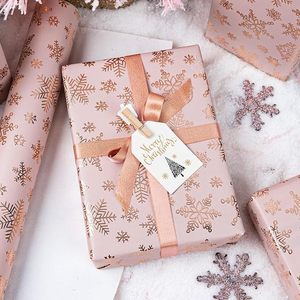 Papel de Regalo Navideño Kraft Rosa, Papel de Envolver con Diseño Tridimensional de Rosas y Copos de Nieve Dorados, Ideal para Navidad - Product Image 1