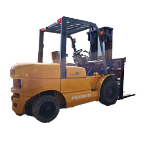 Montacargas TCM de 5 Toneladas, Motor Diésel Isuzu, Altura de Elevación de 3m, Modelo 2023 Usado, Desplazador Lateral Eléctrico, Neumáticos Sólidos Todoterreno - Product Image 1