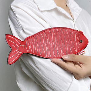 กระเป๋าใส่เหรียญรูปปลาคาร์พสีแดงแบบวินเทจขายส่ง พร้อมซิป PU  ใส่บัตร ใส่เครื่องประดับ ใส่เครื่องสำอาง - Product Image 1