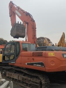 Excavatrice Doosan DX300LC-9C puissante de 30 tonnes à bas prix bien entretenue avec moteur de travail municipal. - Product Image 3