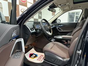 BMW X1 SDrive20Li X Design Package 2024 d'occasion, <span class=keywords><strong>10000</strong></span> km, extérieur noir, norme d'émission Euro VI, conduite à gauche - Product Image 4