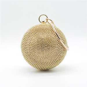 Elegante adorno de resina con bordados florales de motivos bonbonidos, ideal para fiestas y bodas. - Product Image 4