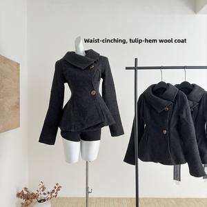 Poncho long en laine noire pour femme, style défilé de mode, avec taille ajustée, ourlet à volants et simple boutonnage, modèle Vivian - Product Image 1