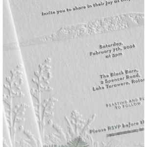การ์ดเชิญงานแต่งงานแบบ Letterpress กระดาษอาร์ต พิมพ์ลายนูนขอบดอกไม้ พิมพ์ Letterpress แบบกำหนดเอง พร้อมลายตราประจำตัว - Product Image 2