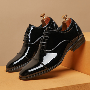 Estilo británico 2025 nueva llegada Zapatos de vestir de charol brillante para Hombre Zapatos formales Oxford con punta en la tapa para negocios y bodas - Product Image 1