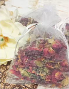 Vente en gros de sachets à cordon en organza avec pétales de rose séchés bon marché - Product Image 2