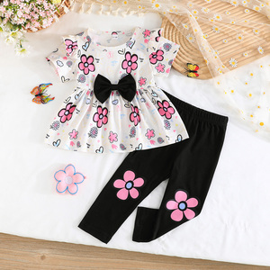 ชุดเซ็ตสองชิ้นสำหรับเด็กผู้หญิง ดีไซน์สวยเก๋ สไตล์ลำลองสำหรับฤดูร้อน ลายดอกไม้ พิมพ์ลายบนเสื้อและชุดเดรสสายเดี่ยว สำหรับเด็กอายุ 6 เดือน - 3 ปี - Product Image 1