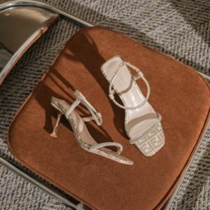 Sandalias de plataforma retro de alta calidad con tacones puntiagudos y delgados. Zapatos de boda elegantes y a la moda. - Product Image 3