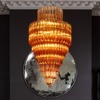 Luminaire suspendu créatif et moderne de style luxueux. Escalier de villa duplex luxueuse dans un hôtel. Lustre en verre de Murano.