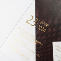 Carte d'invitation en acrylique givré fantaisie en feuille d'or avec poche blanche et monogramme en or 3D acrylique et fil d'or pour événement de mariage