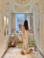 Dressing moderne de luxe |   Armoire en verre sur mesure du sol au plafond avec porte à fermeture douce et coiffeuse à LED