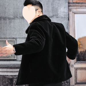 Manteau en fausse fourrure de luxe pour homme, fabriqué à partir de fibres synthétiques haute densité pour un style durable - Product Image 3