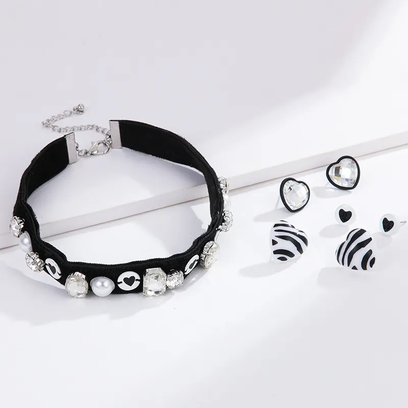 Trang Sức Valentine Mùa Đông Cho Nữ Vòng Cổ Choker Bằng Nhung Màu Đen Hình Trái Tim Lãng Mạn